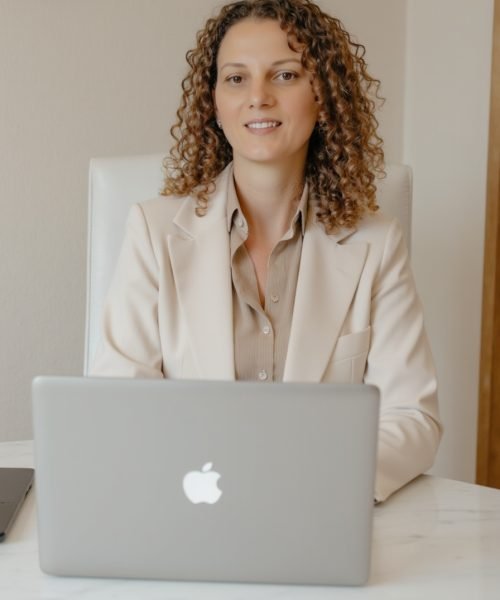 freepik__ingrid-an-elegant-and-focused-woman-works-on-her-l__27314