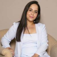 freepik__roberta-a-woman-is-seated-on-a-beige-sofa-in-a-stu__41042